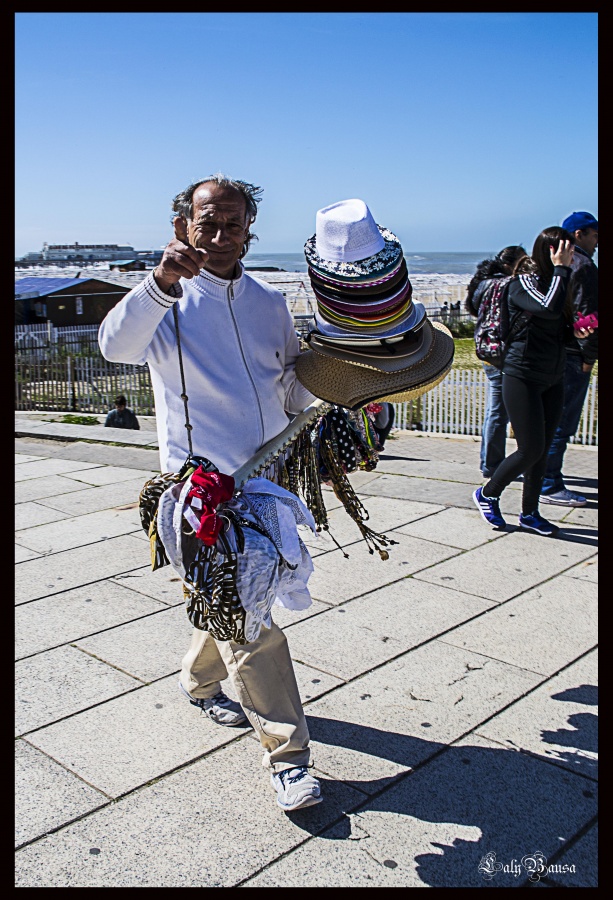 "Vendedor de sombreros!!!" de Maria Laura Bausa