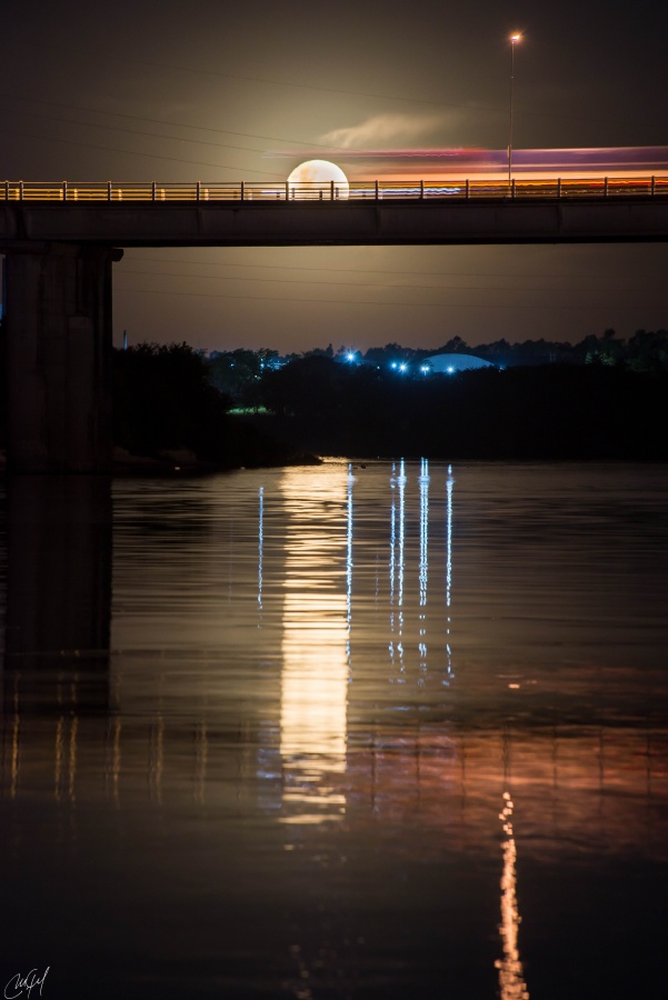 "La Luna.....a toda velocidad sobre el puente" de Martin Gil
