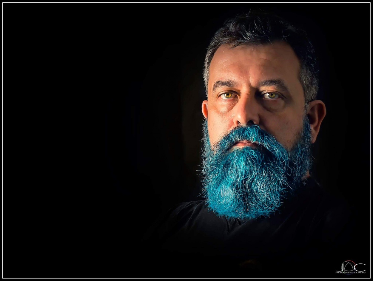 "auto retrato azul" de Javier Crembil