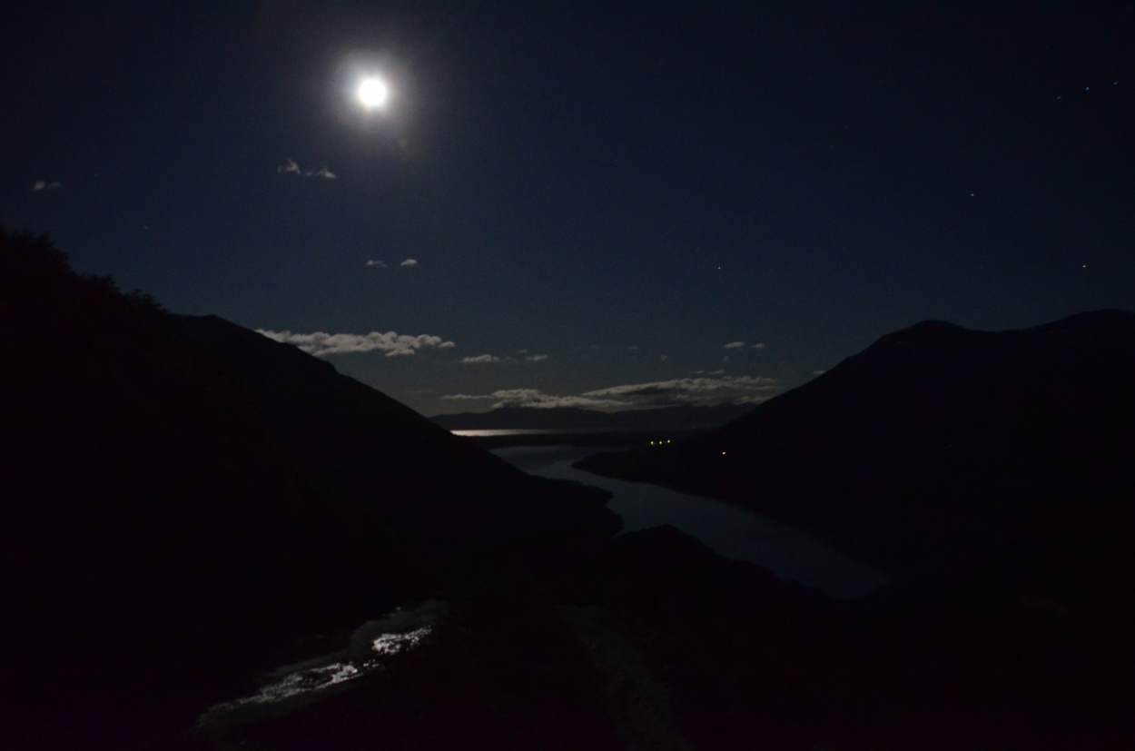 "Noche de Luna LLena en Lago" de Jose Torino