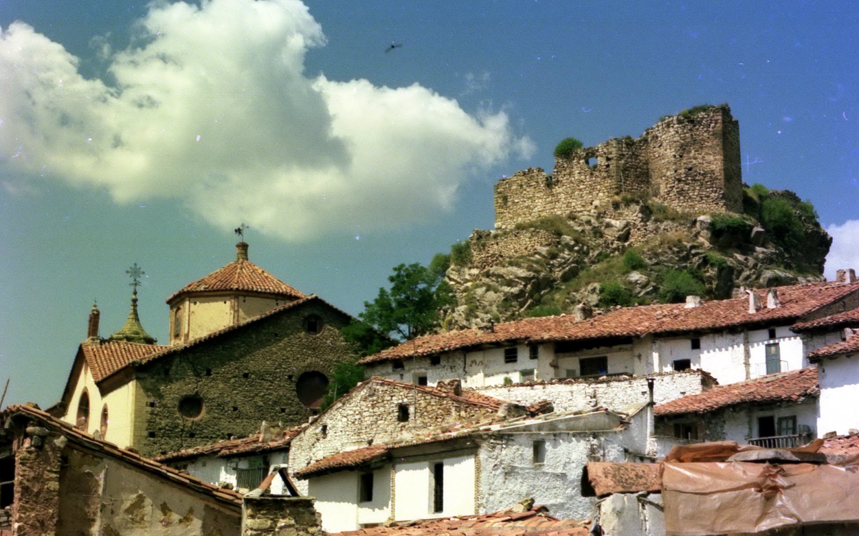 "1975 El castillo y los tejados de Linares de Mora" de Jos Gonzalvo Vivas