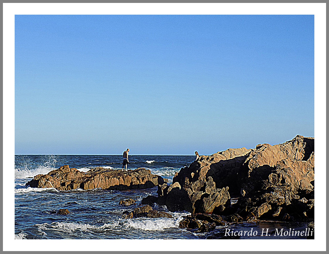 "Un mar nos separa...." de Ricardo H. Molinelli