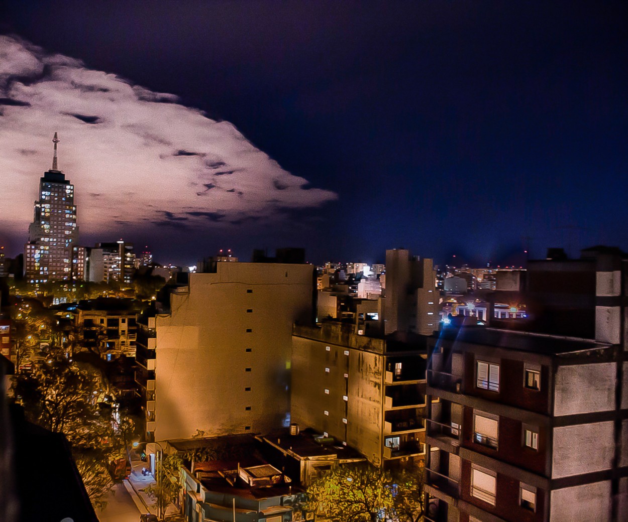 "` NOCHE EN LA CIUDAD `" de Graciela Larrama