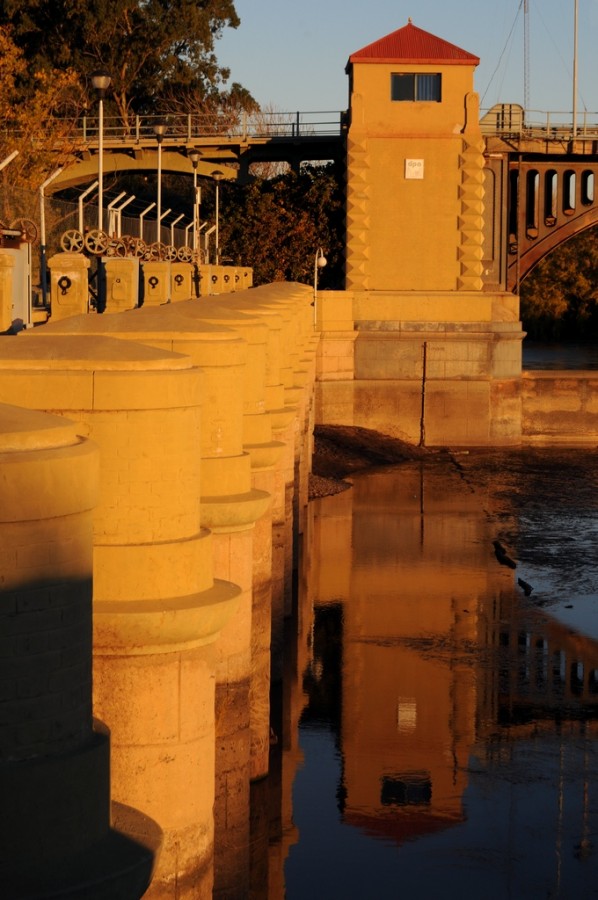 "Atardecer sobre el dique." de Carlos E. Wydler