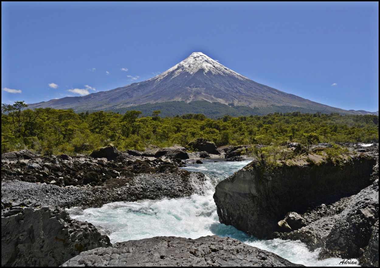 "Rio petrohue y Volcan Osorno" de Adrian Pons