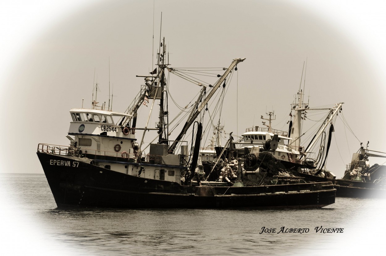 "barcos de pesca en alta mar" de Jose Alberto Vicente
