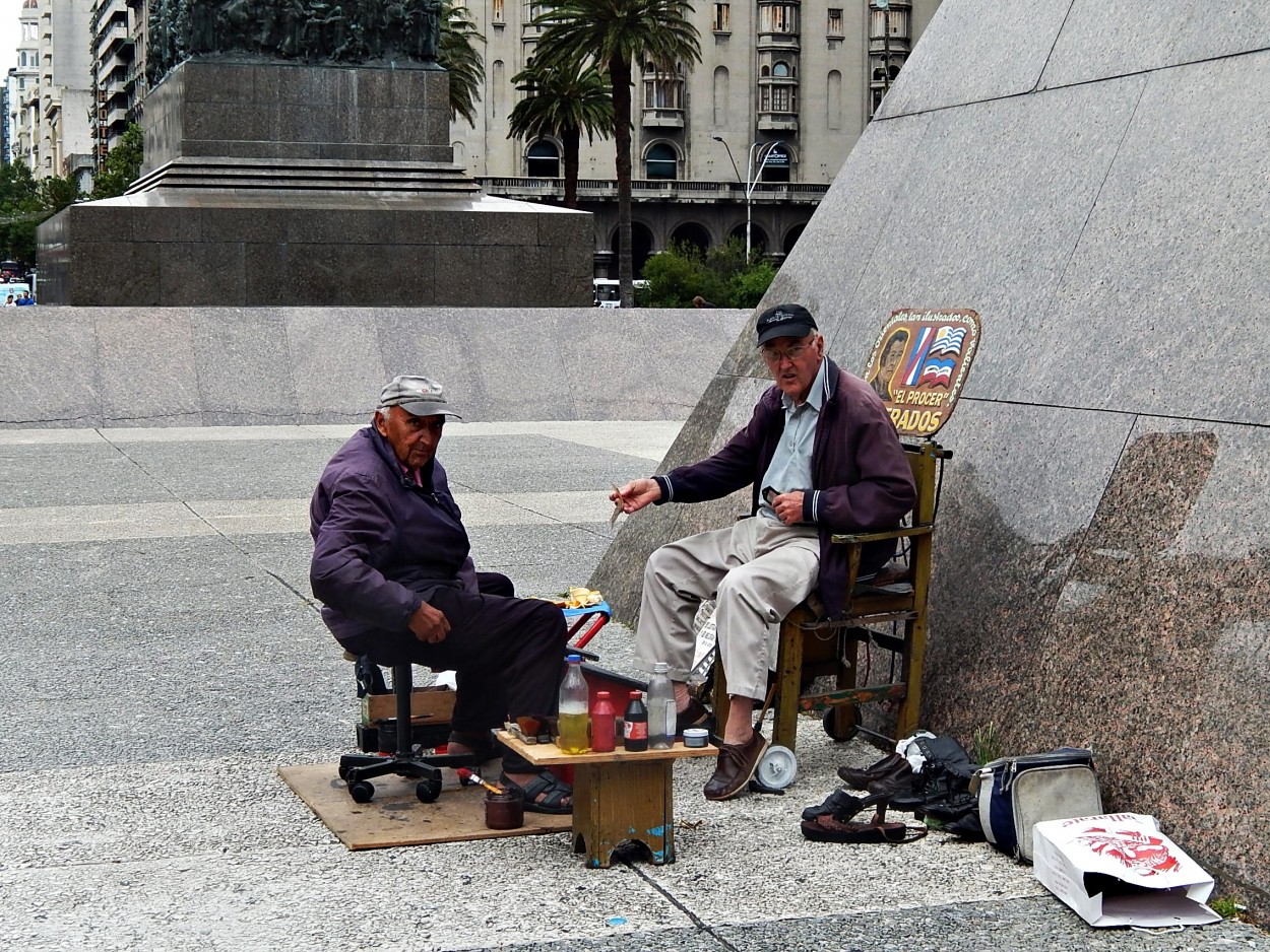 "`Y? Se va a lustrar o a sacar foto solamente?`" de Jos Luis Mansur