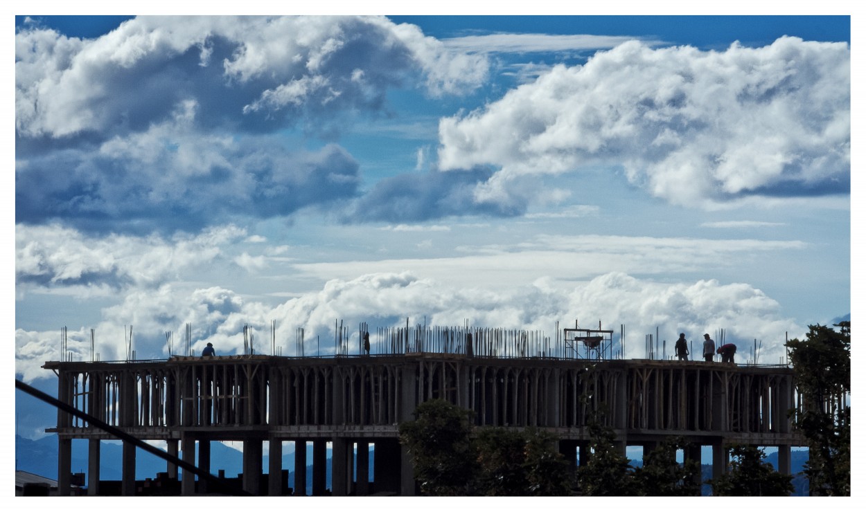 "nubes trabajando" de Nicolas Paul Cazau