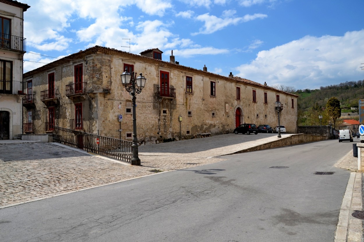 "Un pintoresco pueblo de la Campania" de Carlos D. Cristina Miguel