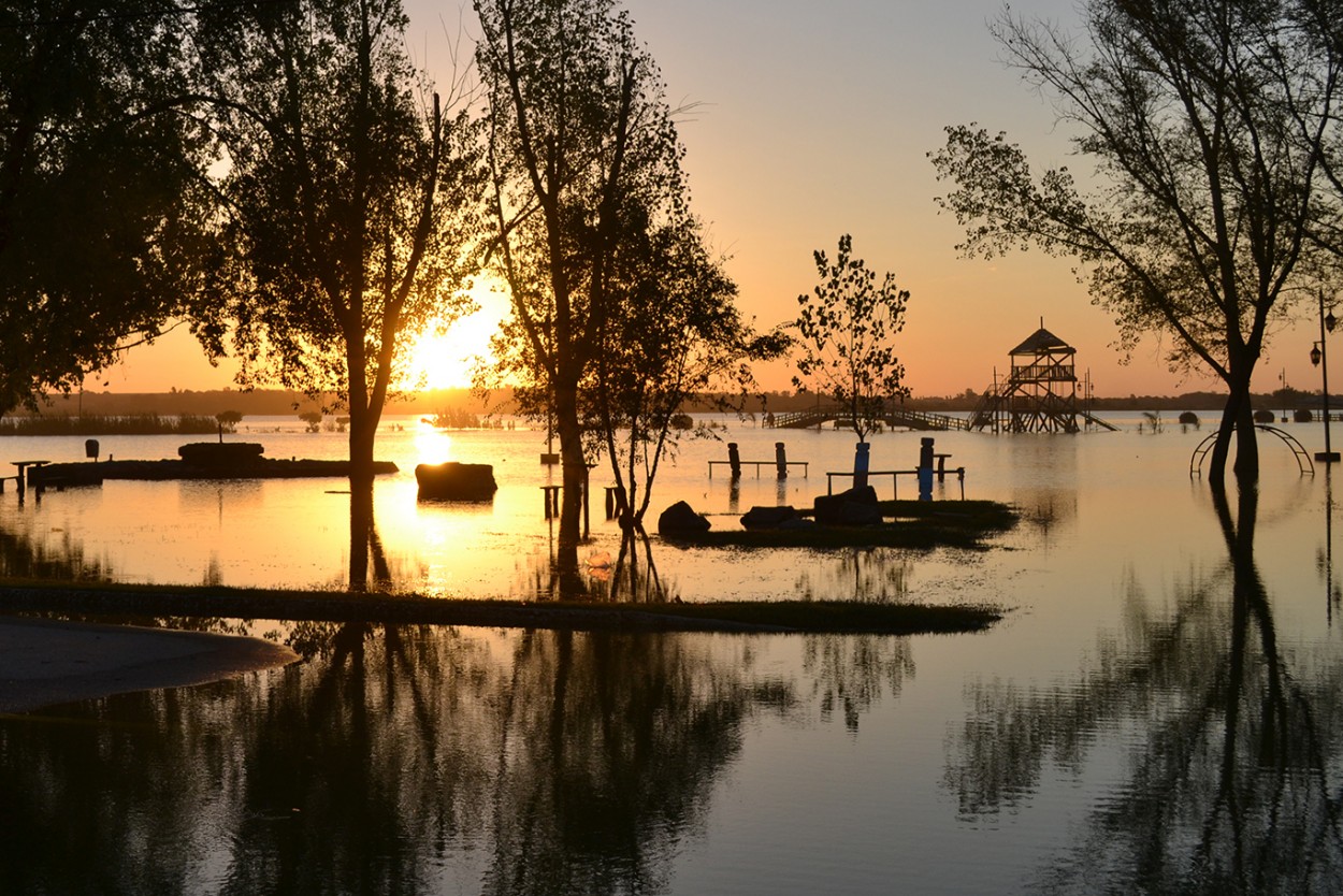 "Atardecer sobre la laguna inundada" de Laura Noem Huizenga