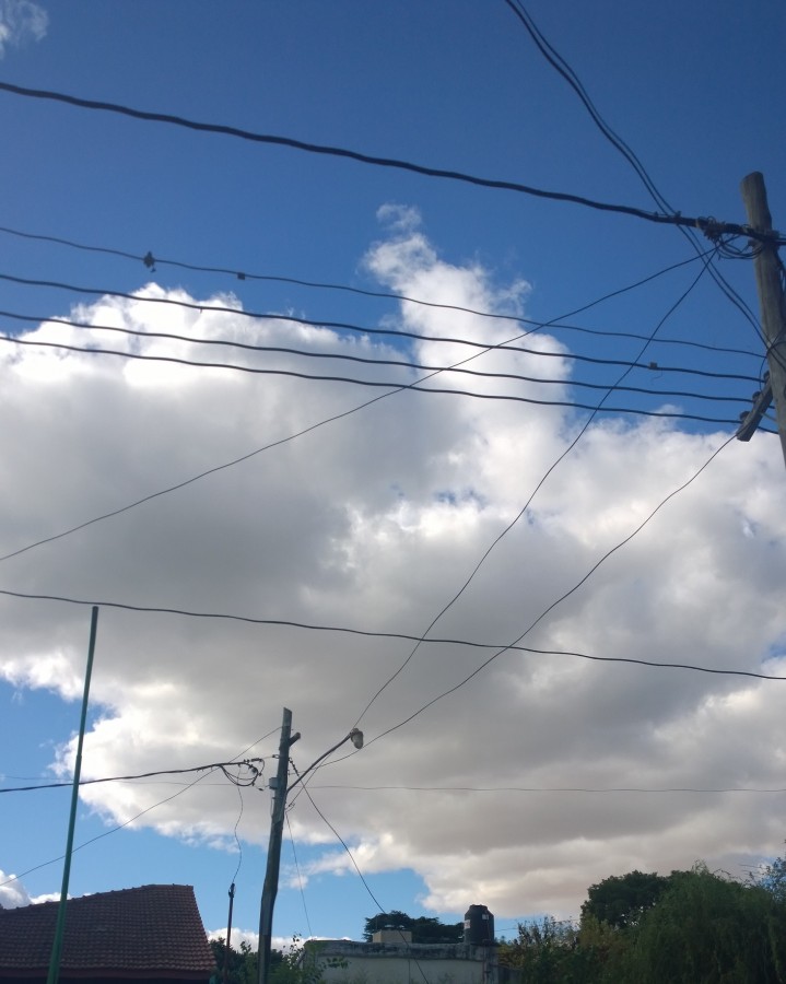 "reposando en los cables." de Yanina de Pietro