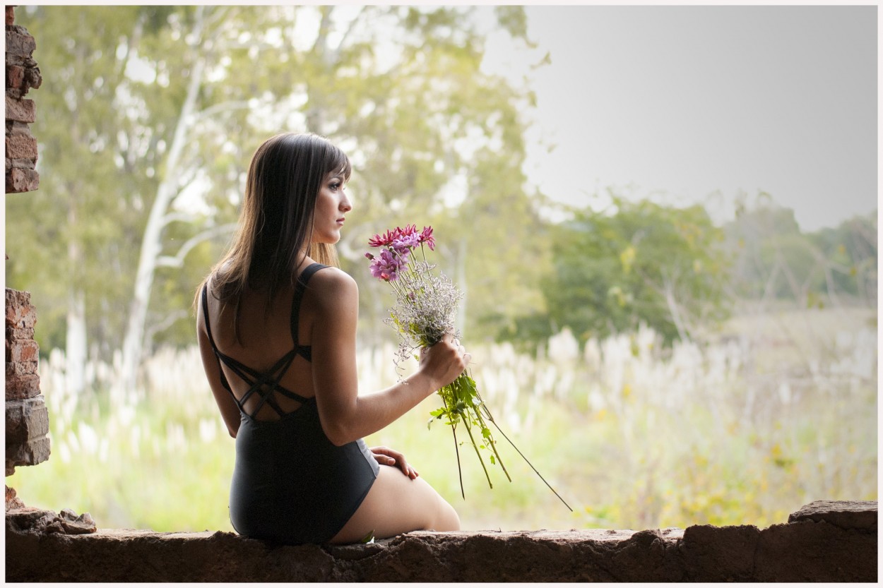 "quiero regalarle una flor al amor de mi herida" de Walter Villa