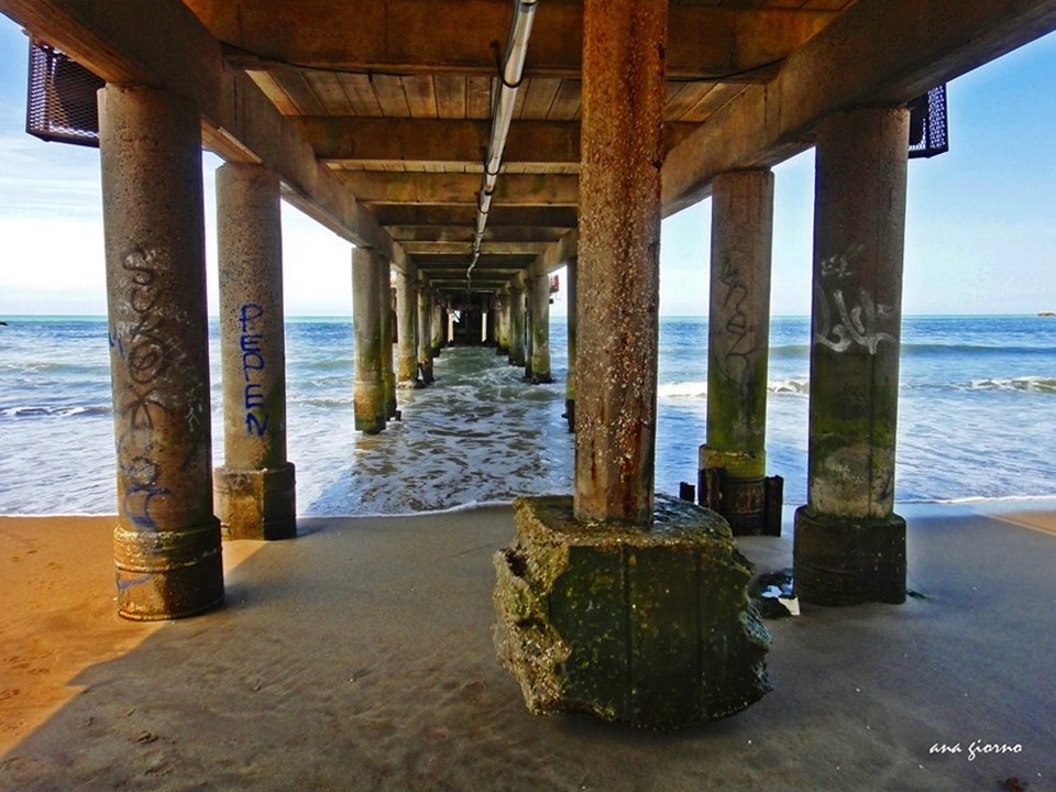 "Bajo el muelle" de Ana Giorno