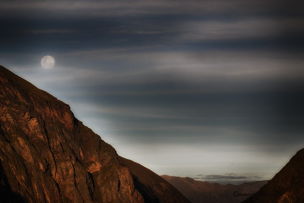 "el sol se iba, llegaba la luna" de Mercedes Orden