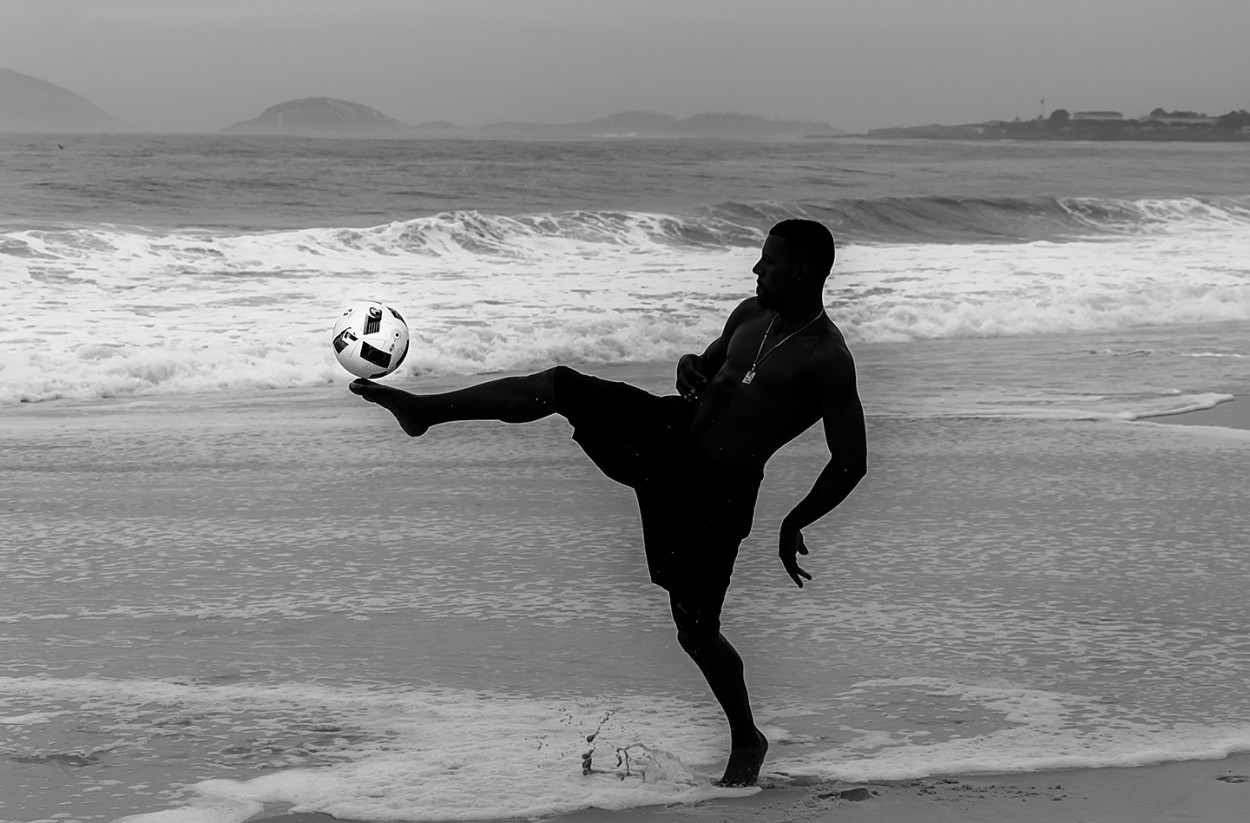 "Mal tiempo, buen futbol" de Nestor Jesus Maulini