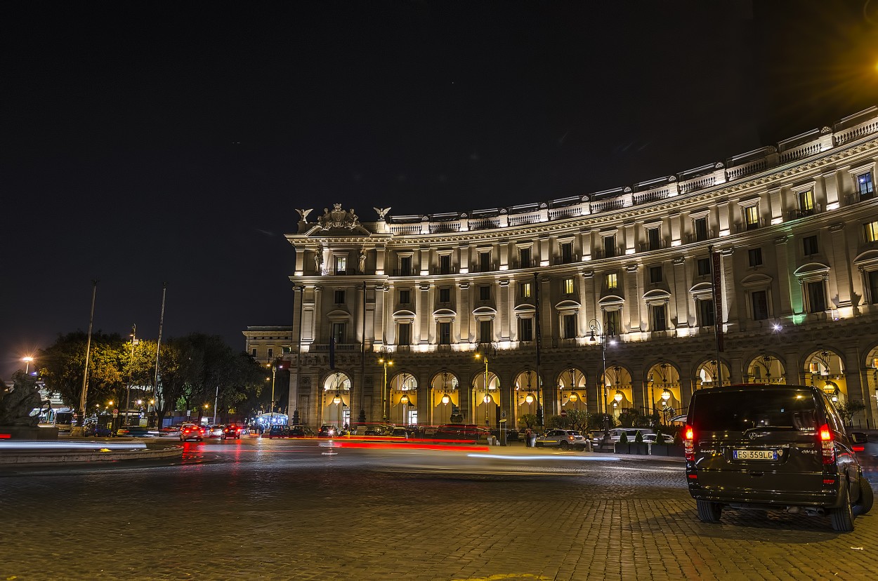 "Piazza della Repubblica" de Jorge Alberto Montero