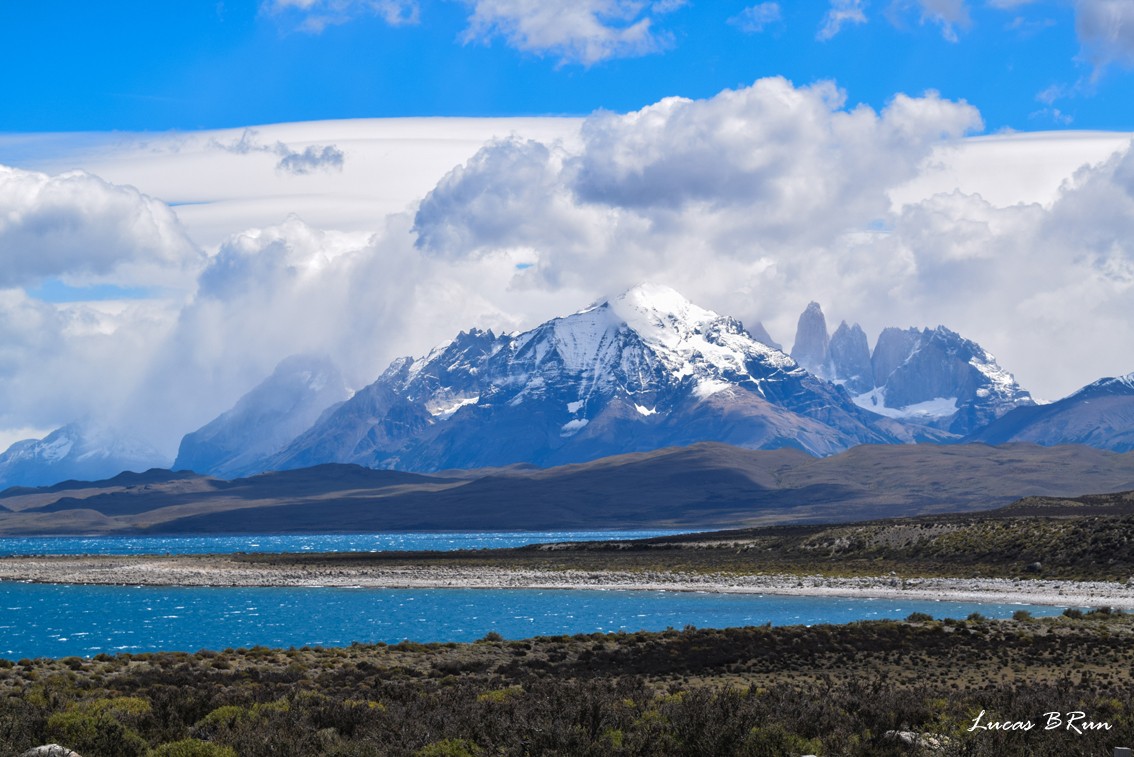 "Maciso Paine (Las Torres asoman por detras)" de Lucas Brun