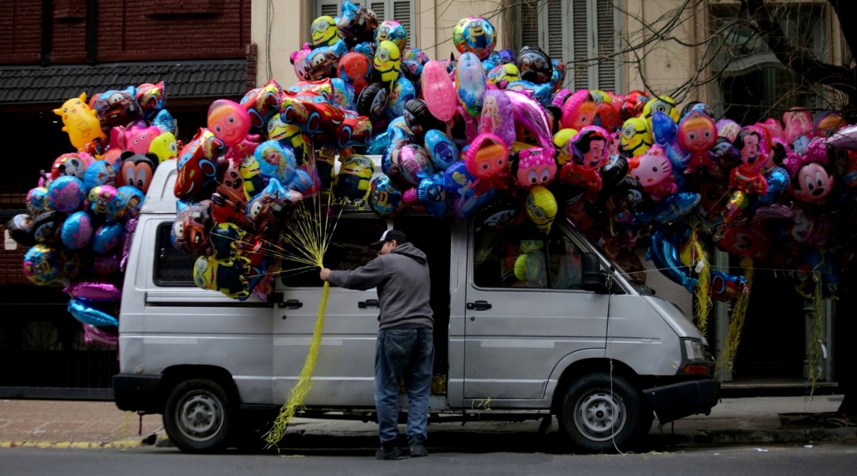 "Descargando globos" de Francisco Luis Azpiroz Costa