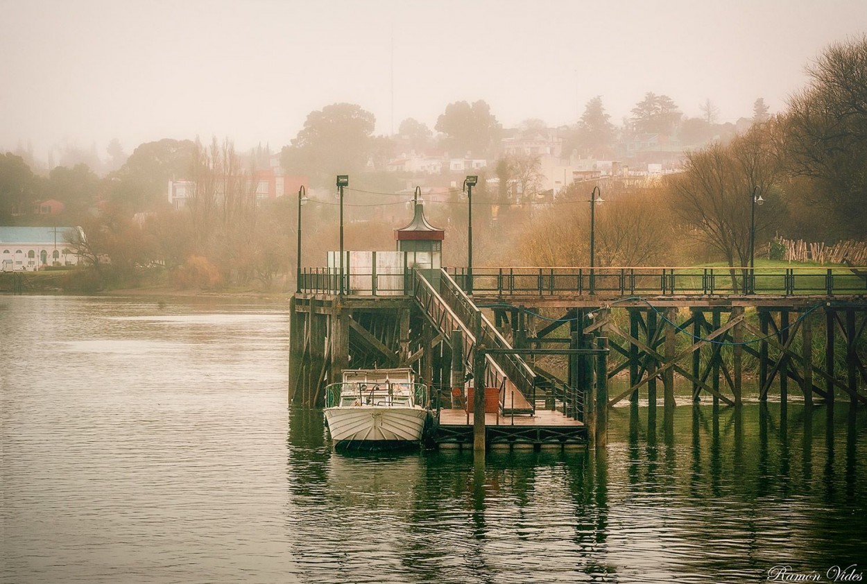 "` Caricia de niebla sobre el muelle `" de Ramon Antonio Vides