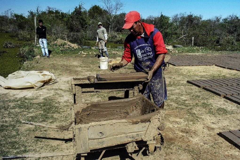 "Cortando ladrillos" de Ruperto Silverio Martinez