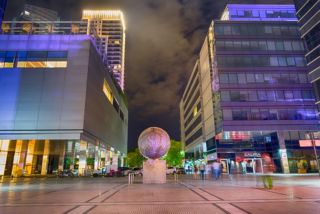 "El mundo en Puerto Madero" de Carlos Larandaburu