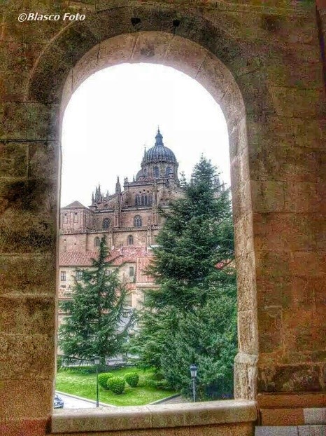 "Tras el arco, la Catedral de Salamanca" de Luis Blasco Martin