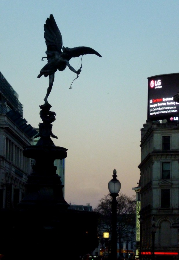 "Piccadilly Circus, Londres." de Carlos E. Wydler