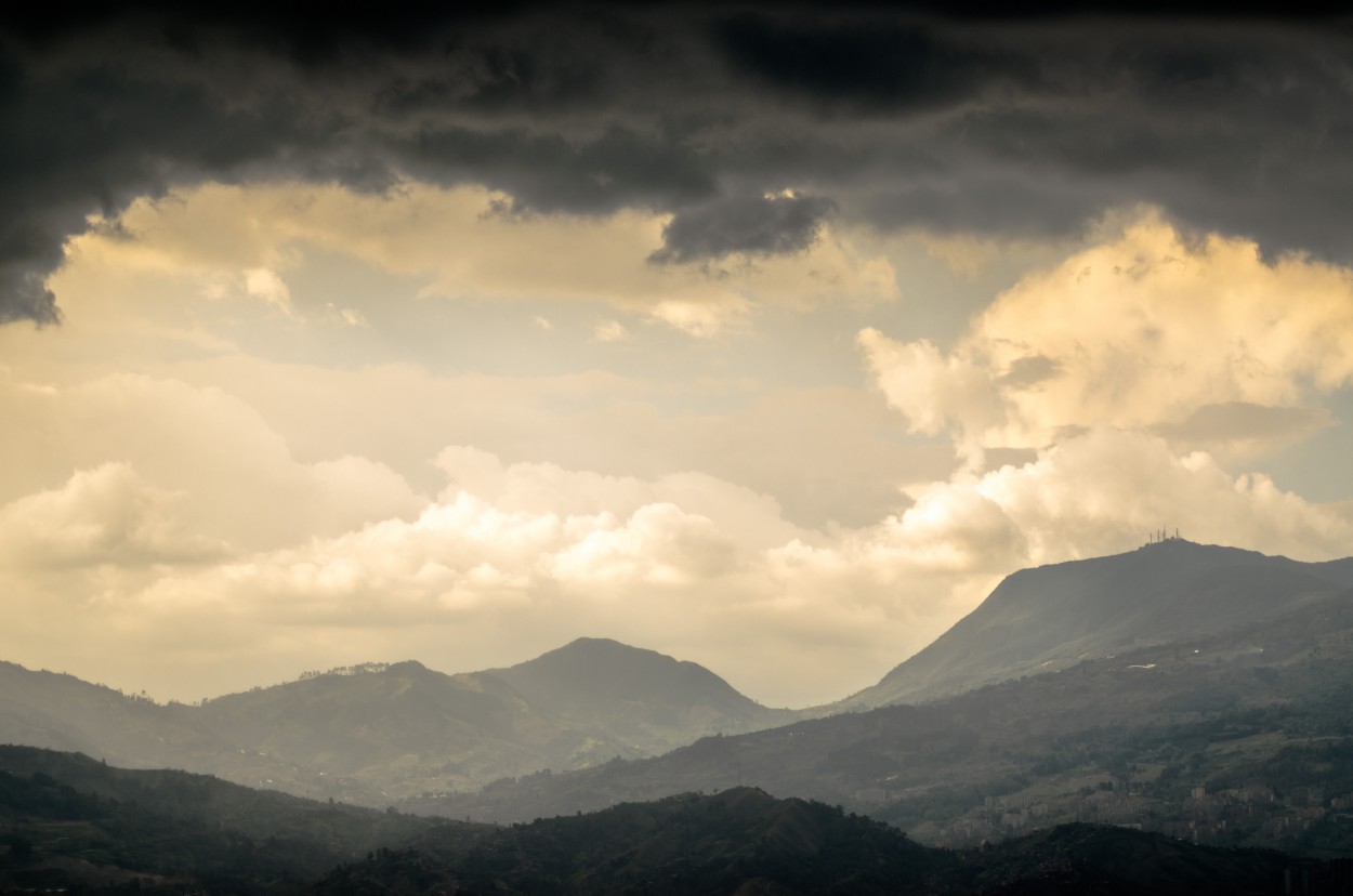 "Entre nubes podia ver..." de Ovidio Alberto Arenas