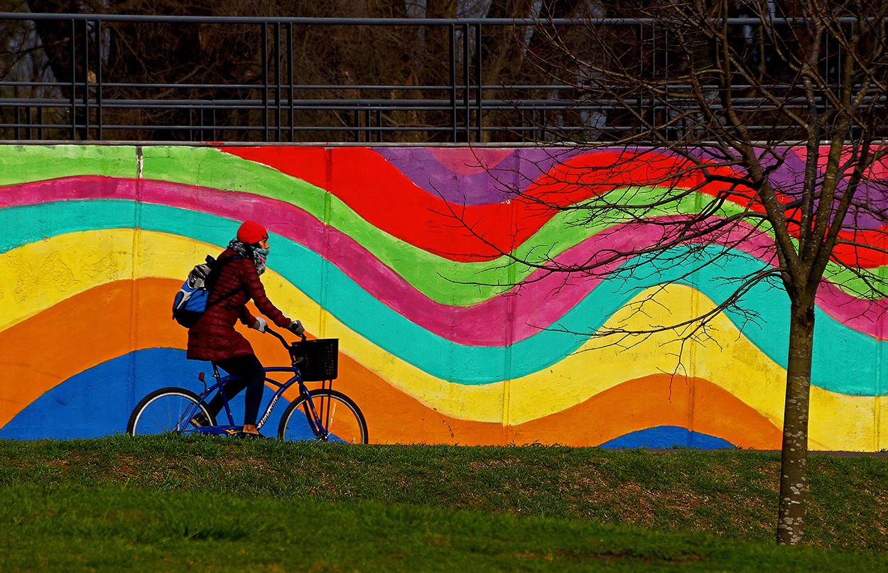 "La chica en bici en la maana fra" de Gerardo Saint Martn