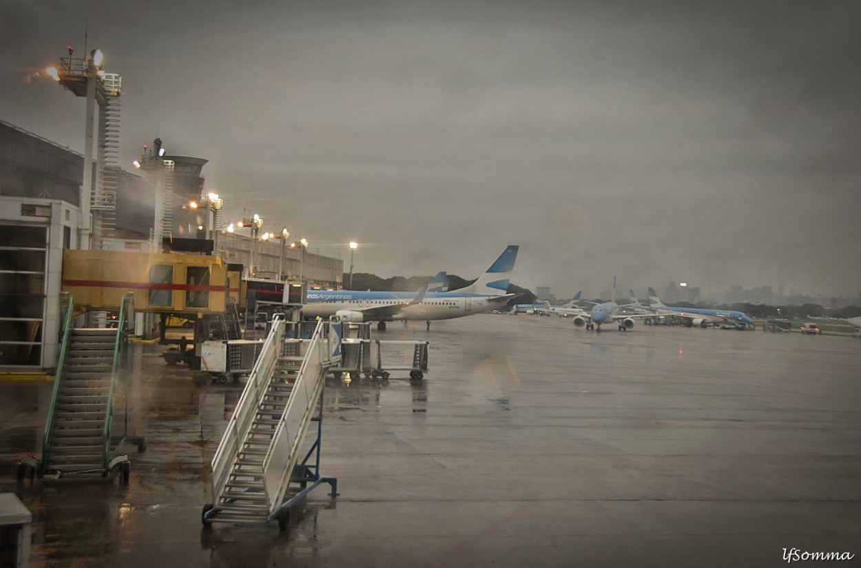 "Aeroparque con lluvia" de Luis Fernando Somma (fernando)