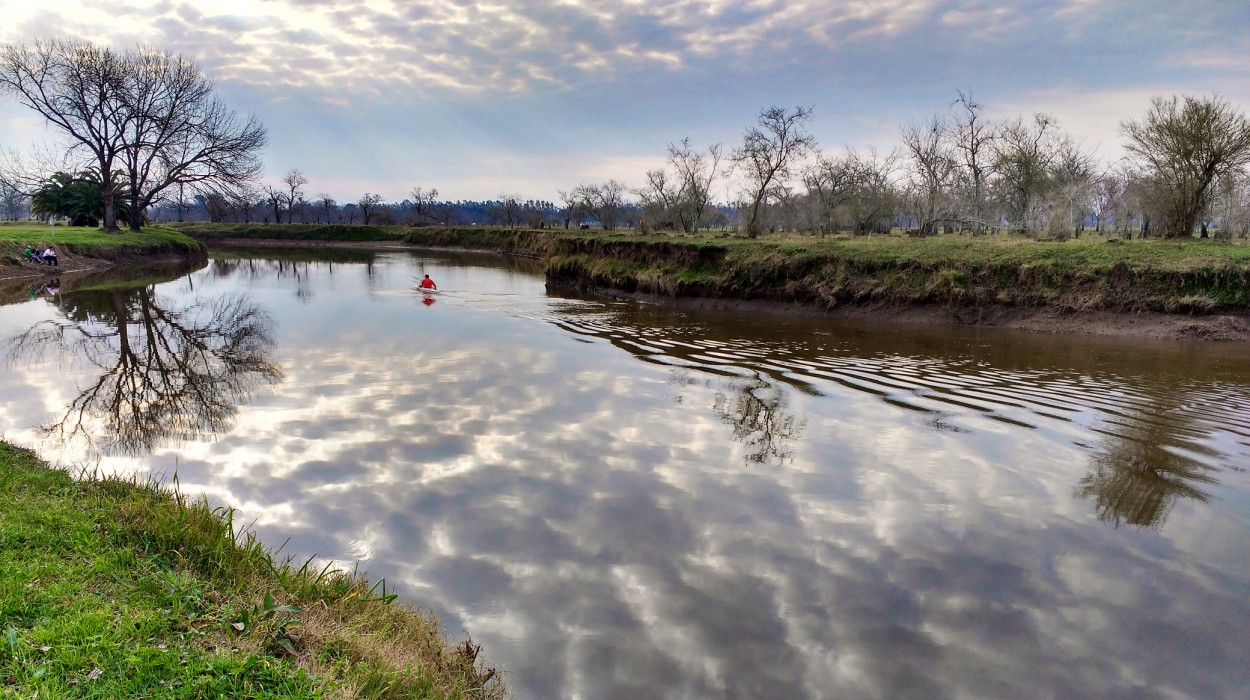 "Navegando en el ro Areco" de Victor Suarez Rovere