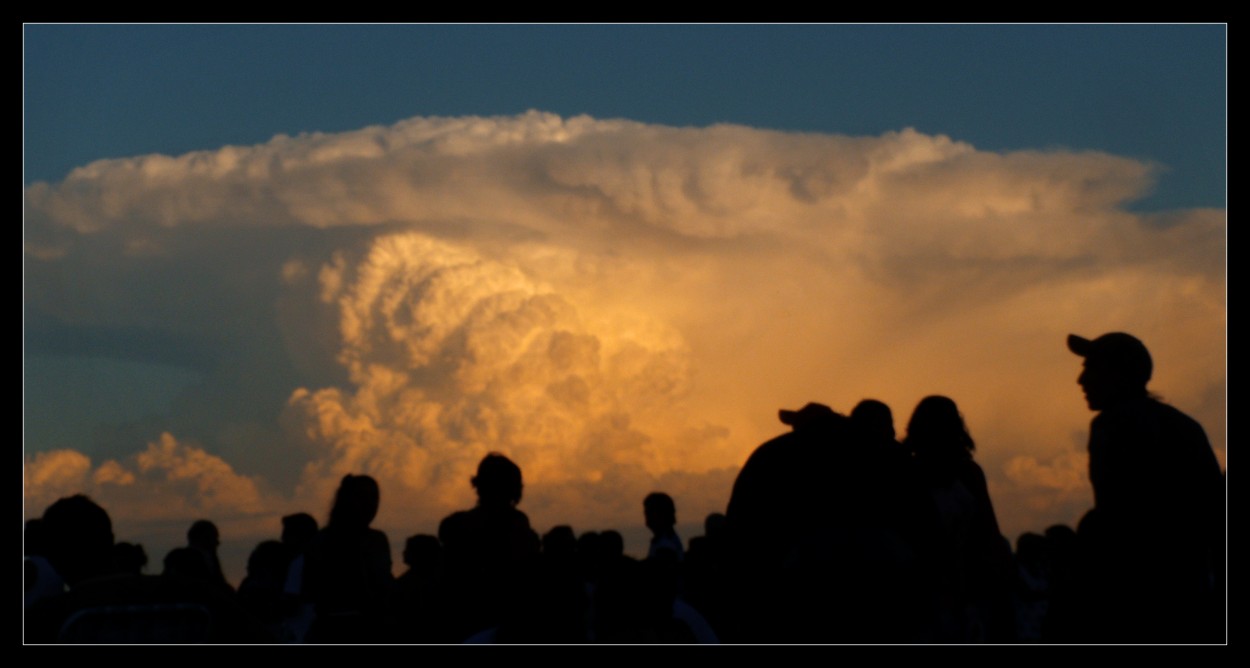 "Siluetas sobre la nube." de Dante Murri