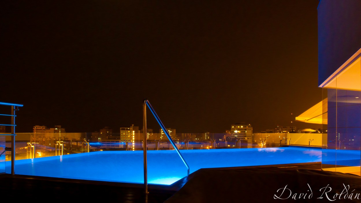 "night swimming pool" de David Roldn
