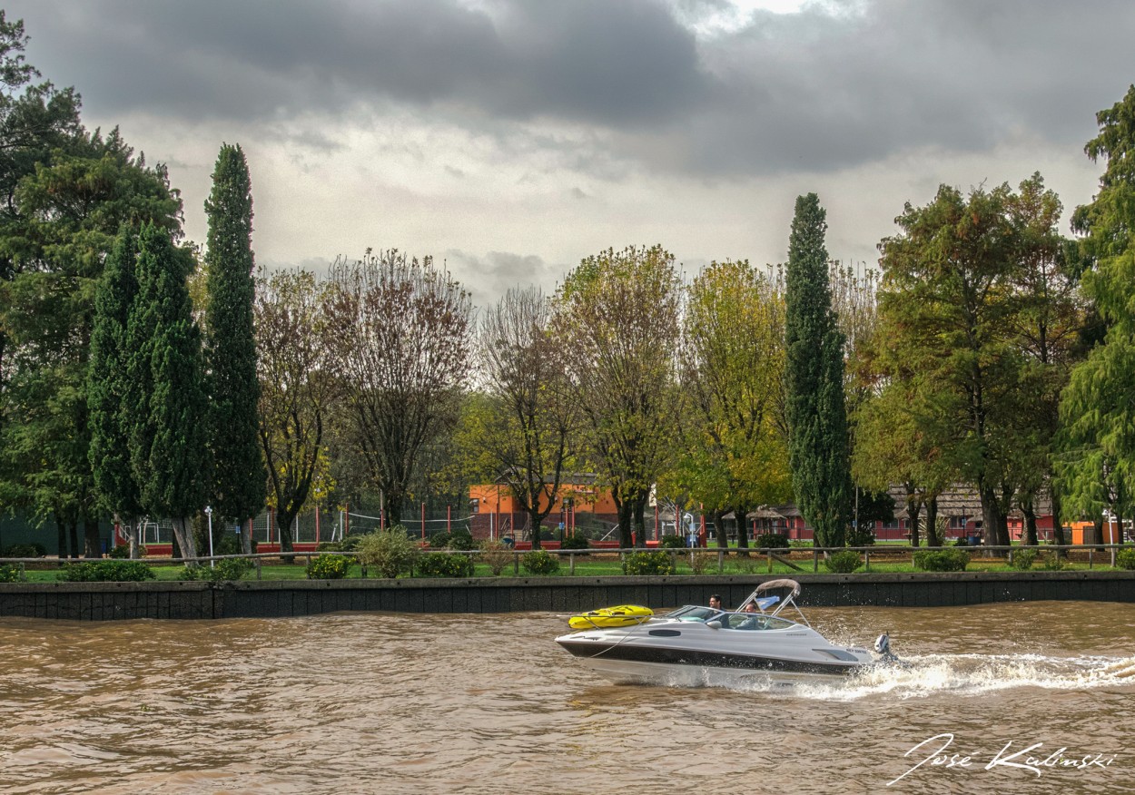 "Navegando por el Rio Lujan" de Jose Carlos Kalinski