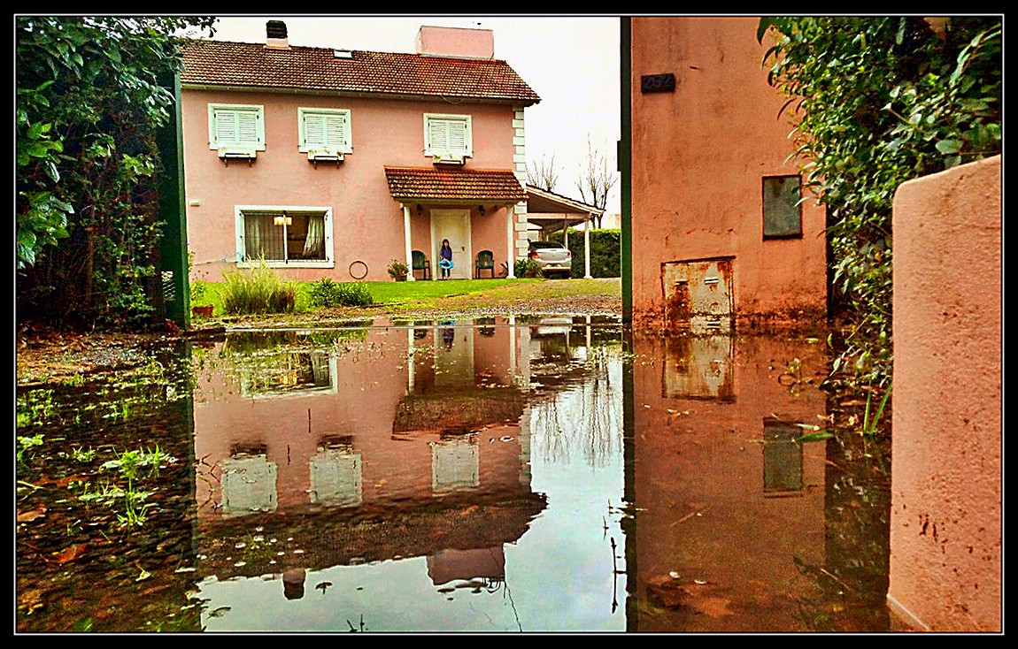 "La nia de la casa rosa !!" de Alberto Matteo