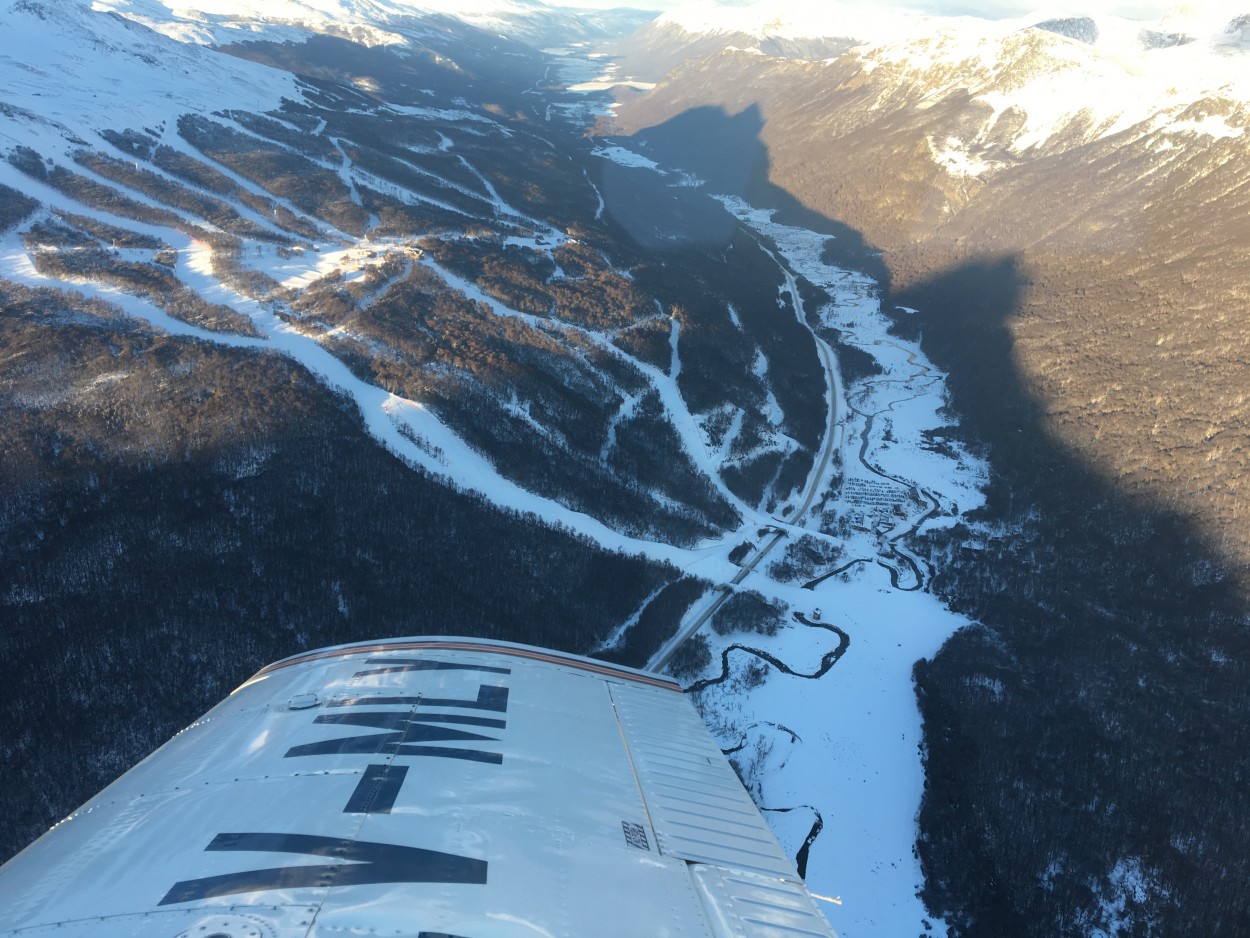 "Sobrevolando Cerro Castor Centro de esqui" de Jose Torino