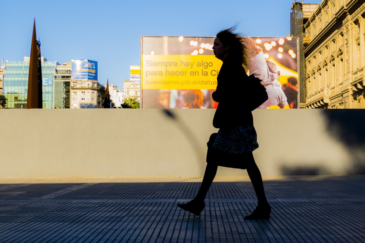 "Sombras de la ciudad" de Ale Bustos