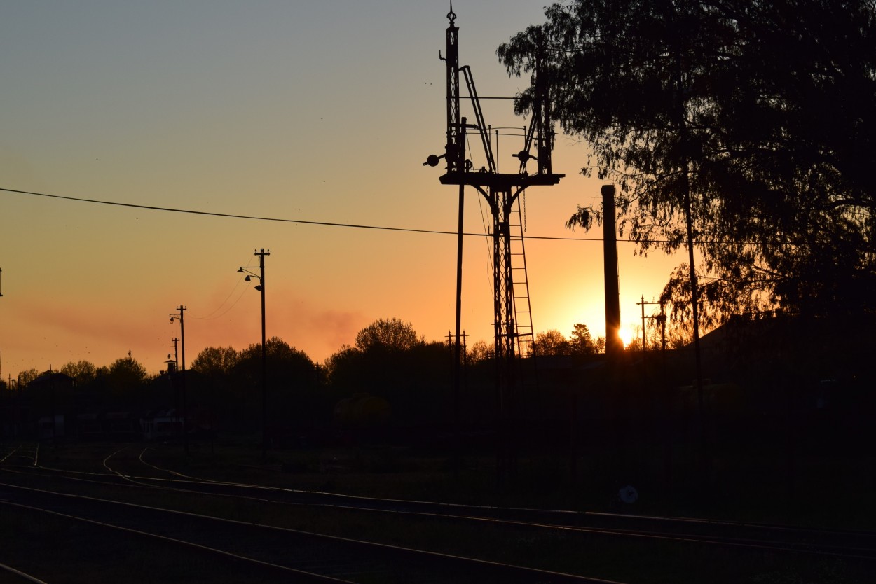 "La vieja chimenea del ferrocarril." de Walter Valdez