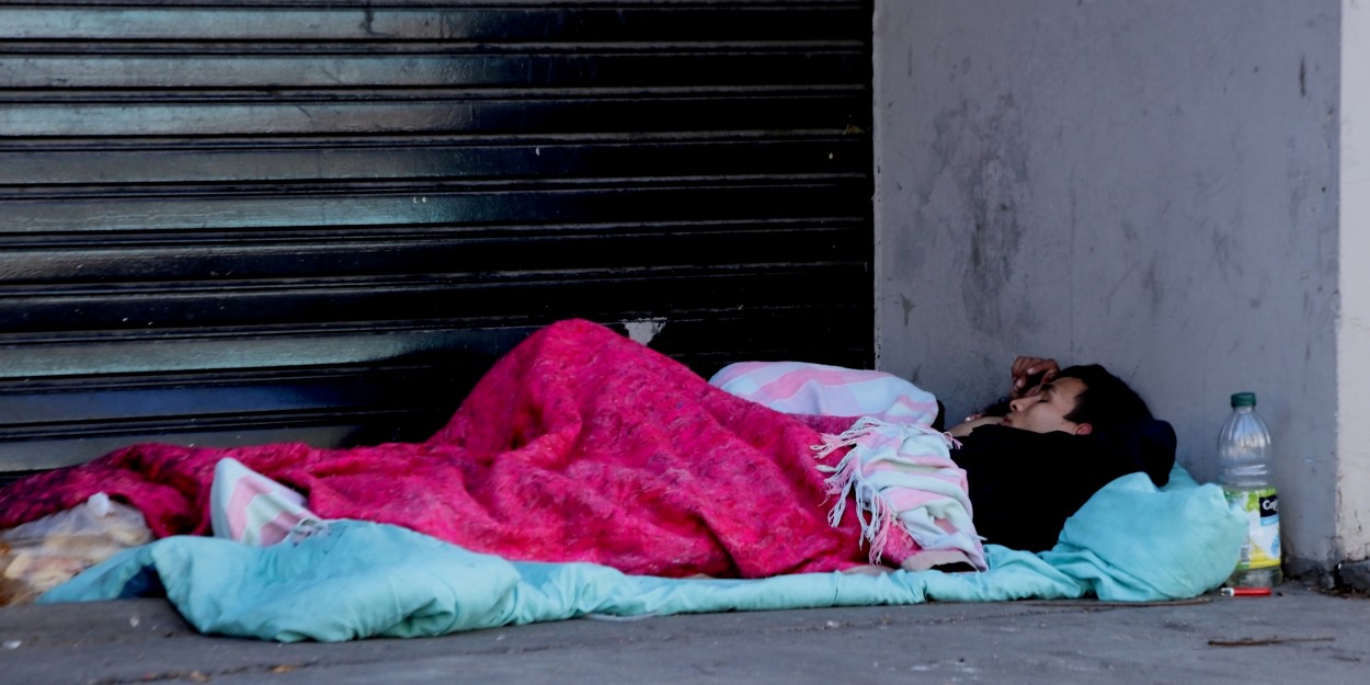 "Pareja joven en situacin de calle." de Francisco Luis Azpiroz Costa