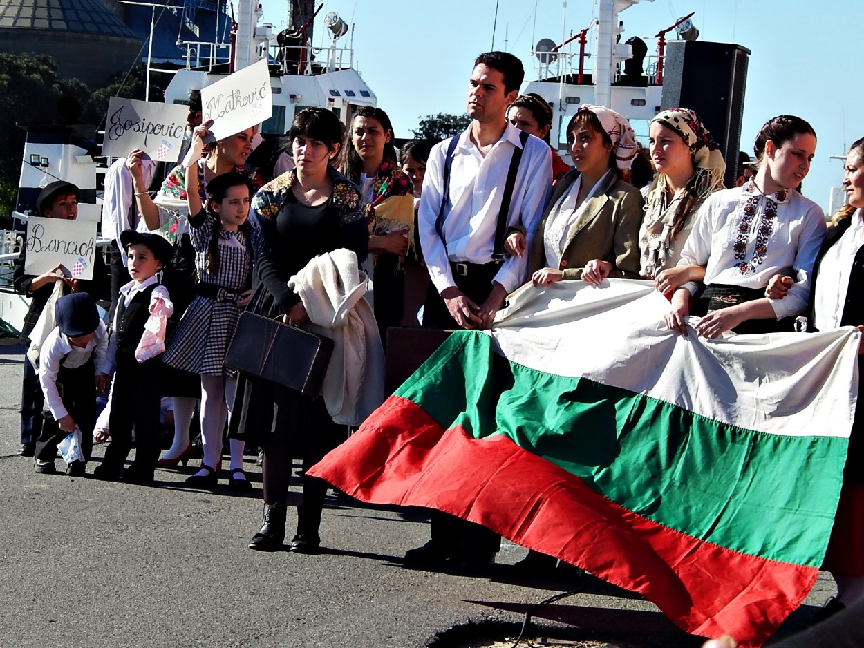 "Llegan los inmigrantes (6). Y los esperan!!!" de Jos Luis Mansur