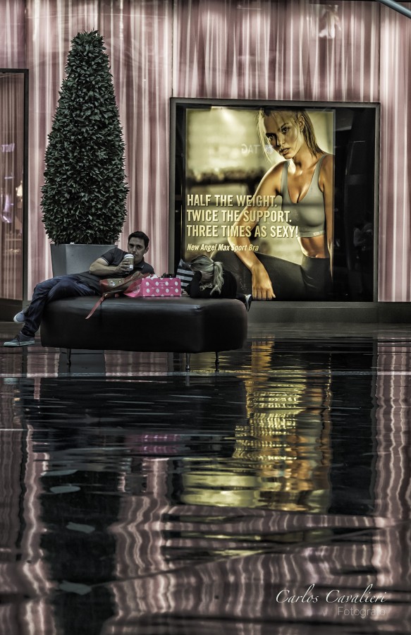 "Reflejos en el shopping" de Carlos Cavalieri