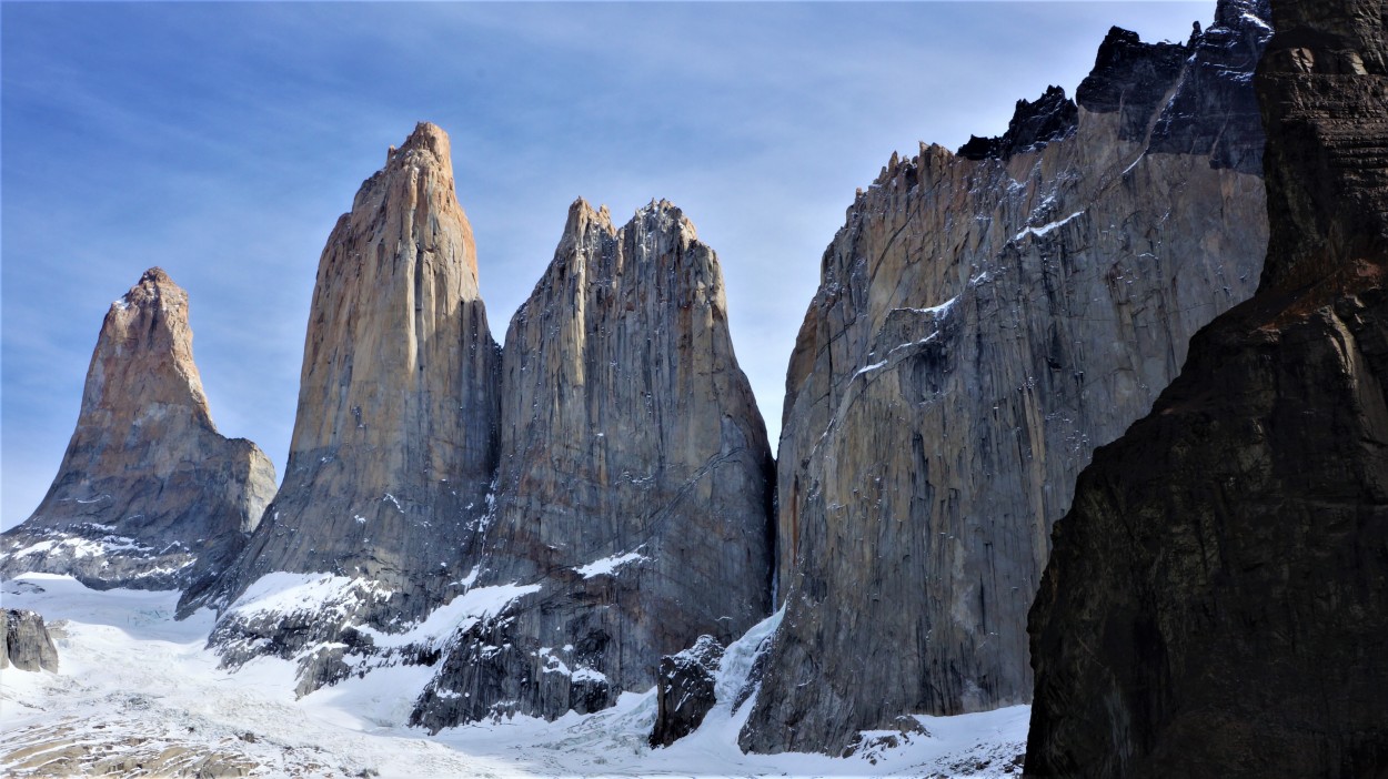 "frente a torres..." de Ruben Alex Villarroel