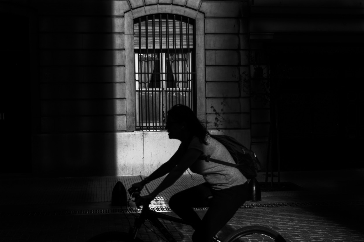 "Mujer en bicicleta" de Ale Bustos