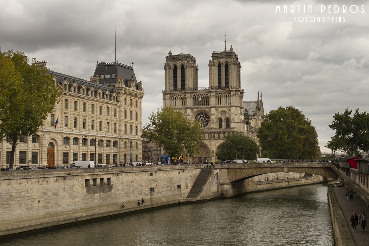 "Catedral de Notre Dame y Ro Sena, Pars." de Martin Pedros