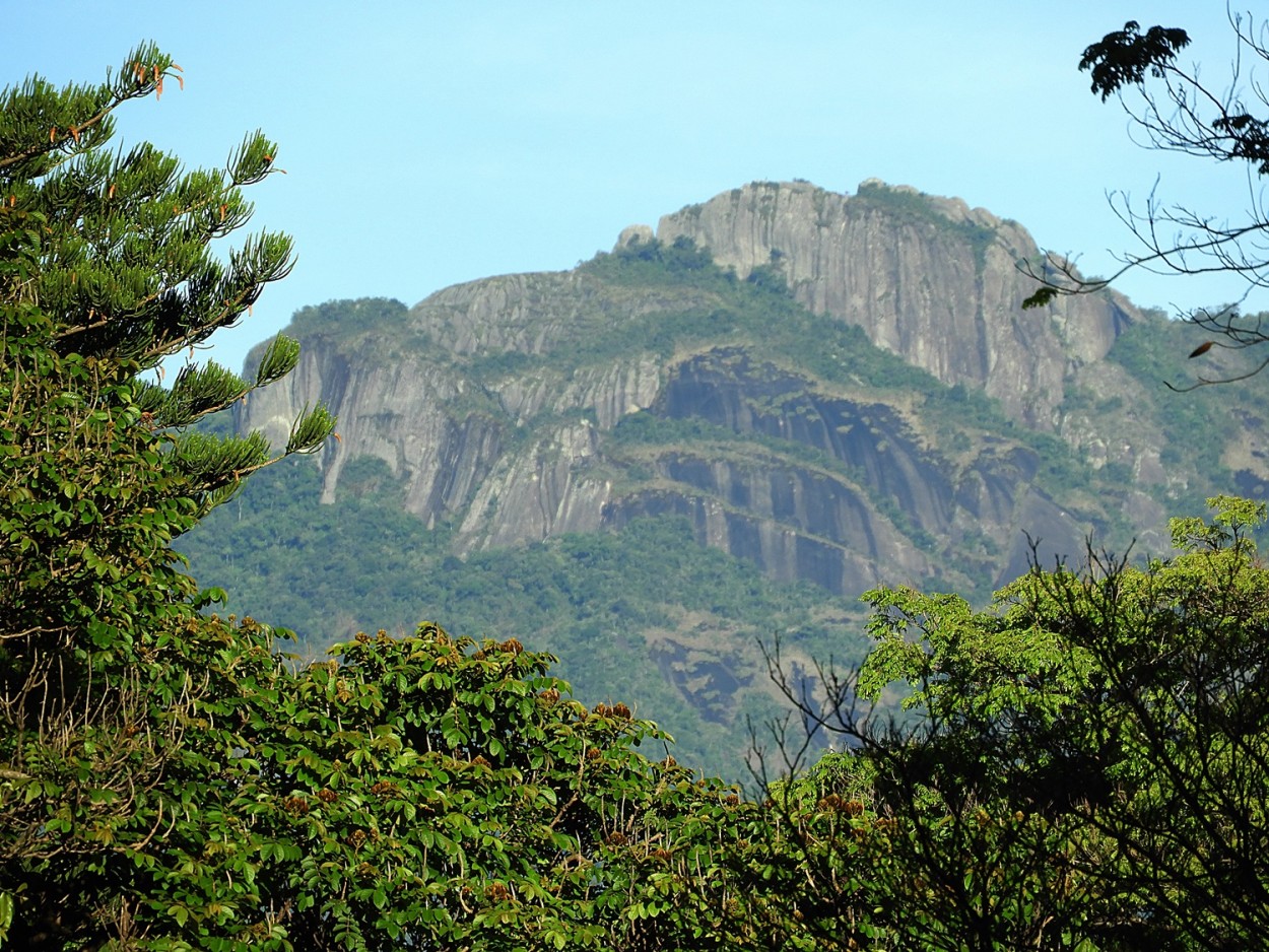 "O Pico do Lopo visto da nossa praa principal" de Decio Badari