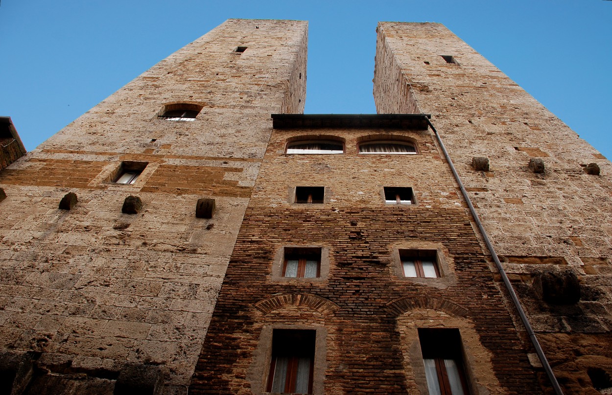 "Casa con torres" de Leonardo Perissinotto