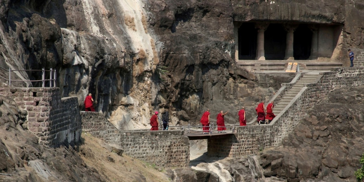 "Monjes budistas visitando las cuevas de Ajanta." de Francisco Luis Azpiroz Costa