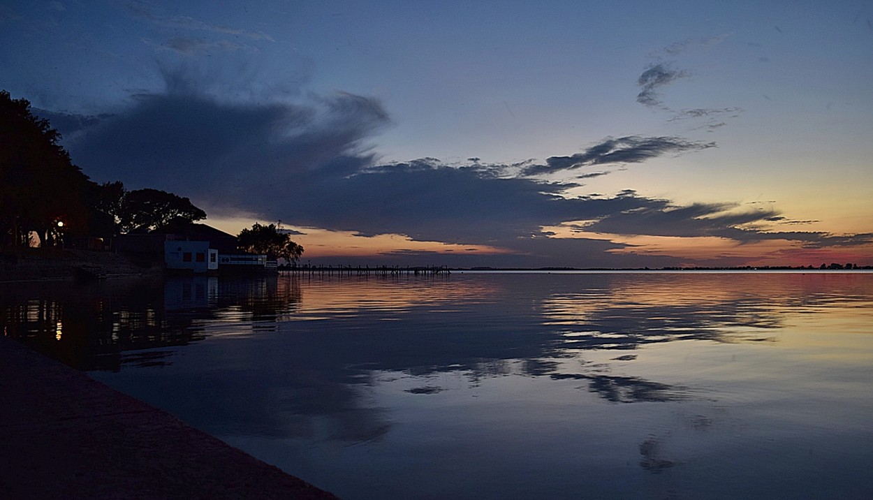 "ocaso en la laguna...simetria" de Fernando Oscar Colussi