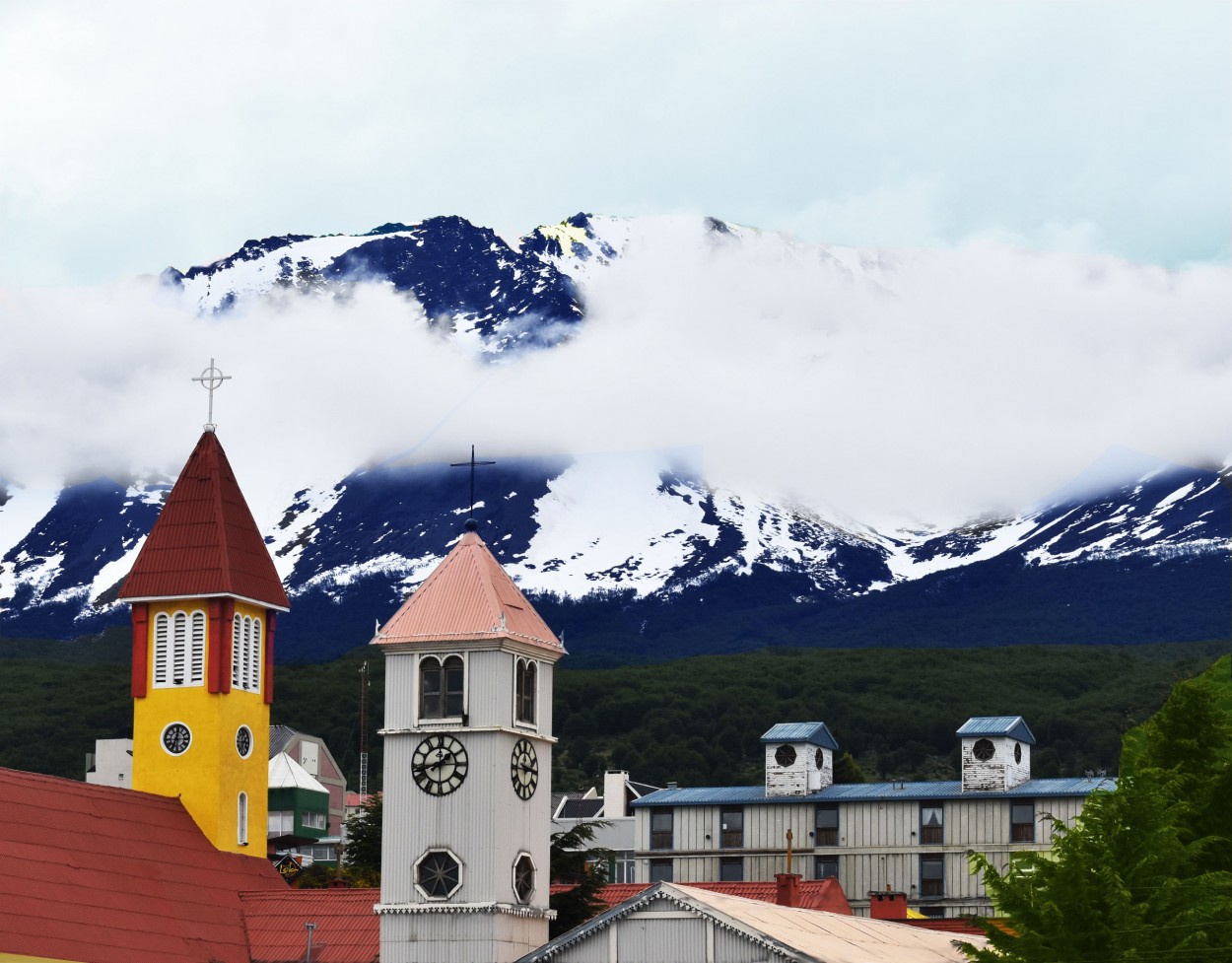 "Ushuaia ciudad trasandina..." de Gustavo Hernan Herrera