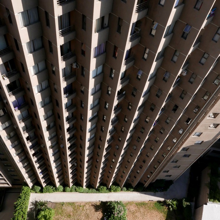 "Setenta balcones y ninguna flor." de Carlos E. Wydler